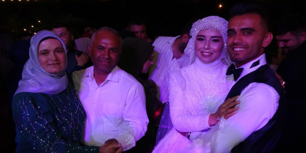 Düğün gününde evleri kundaklandı, mutlulukları imeceyle tamamlandı