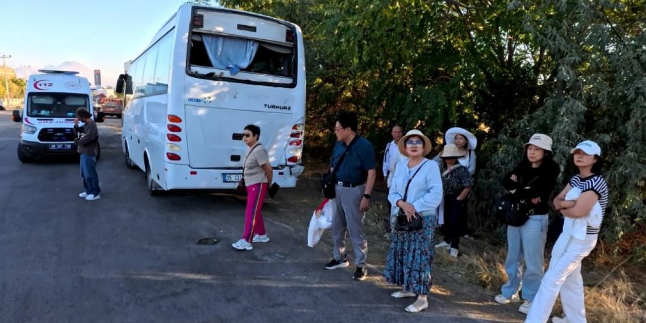 Konya’dan dönen Çinli turistlere kaza şoku! TIR çarptı