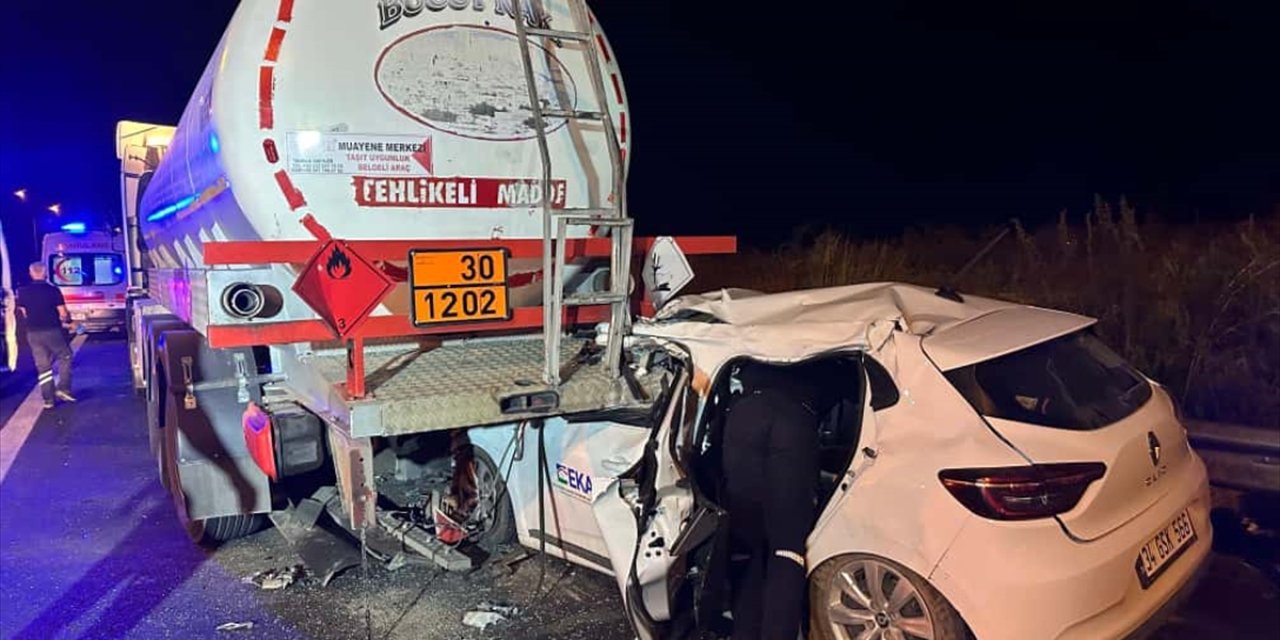 Otomobil, otoyolda park halindeki tankere çarptı: 2 yaralı