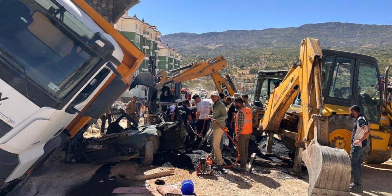 Otomobilin üzerine kamyon devrildi! Sürücü ezilerek can verdi