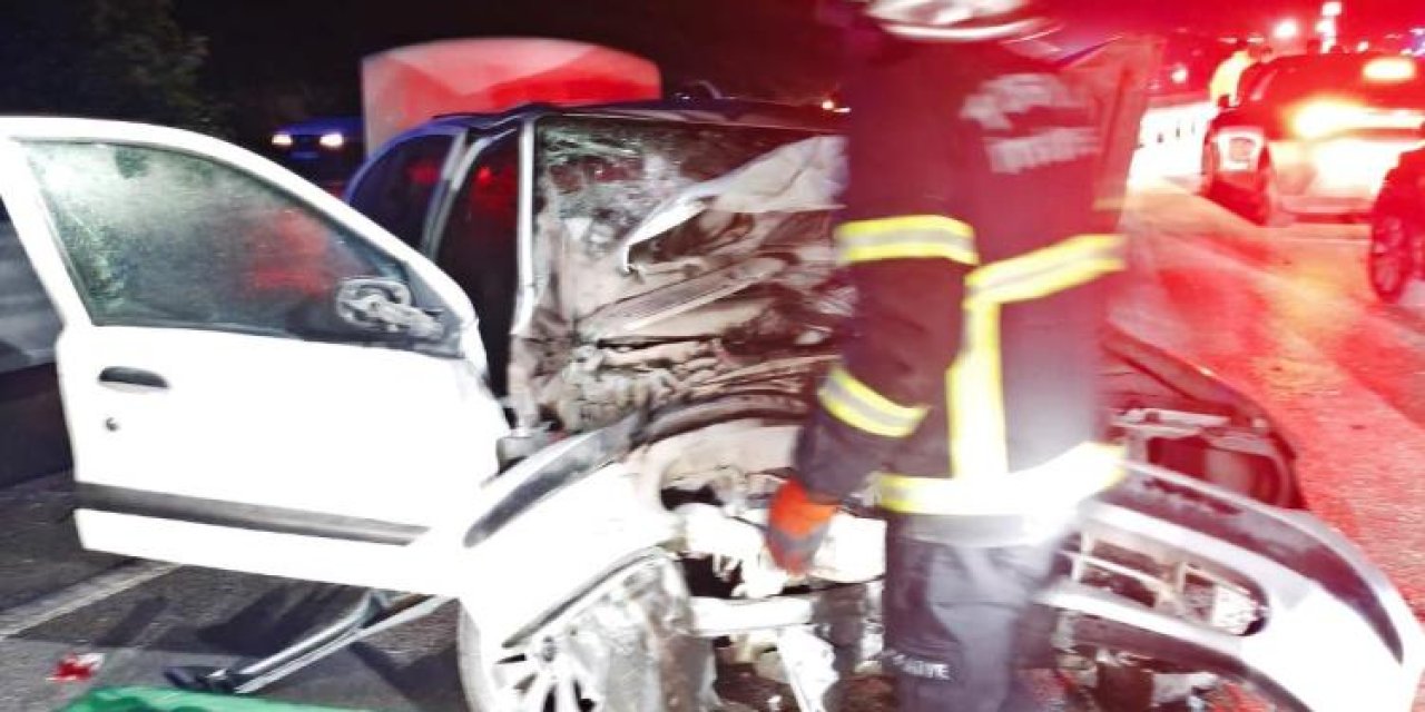 Otomobil traktör römorkuna çarptı, 1 ölü 5 yaralı var