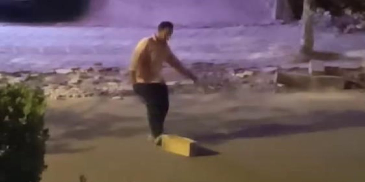 Alkollü adam, otostop çektiği araçların durması için yola taş koydu