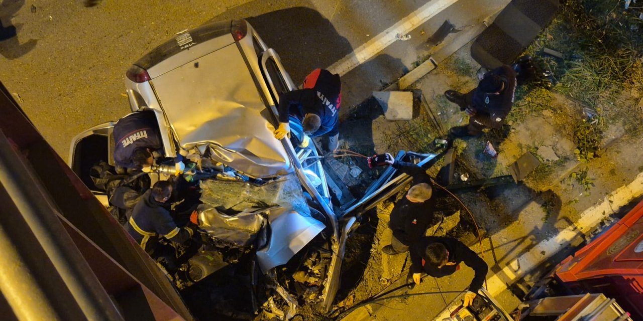 Ereğli Yolu’nda feci kaza! Otomobil üstgeçide saplandı: 2 ölü