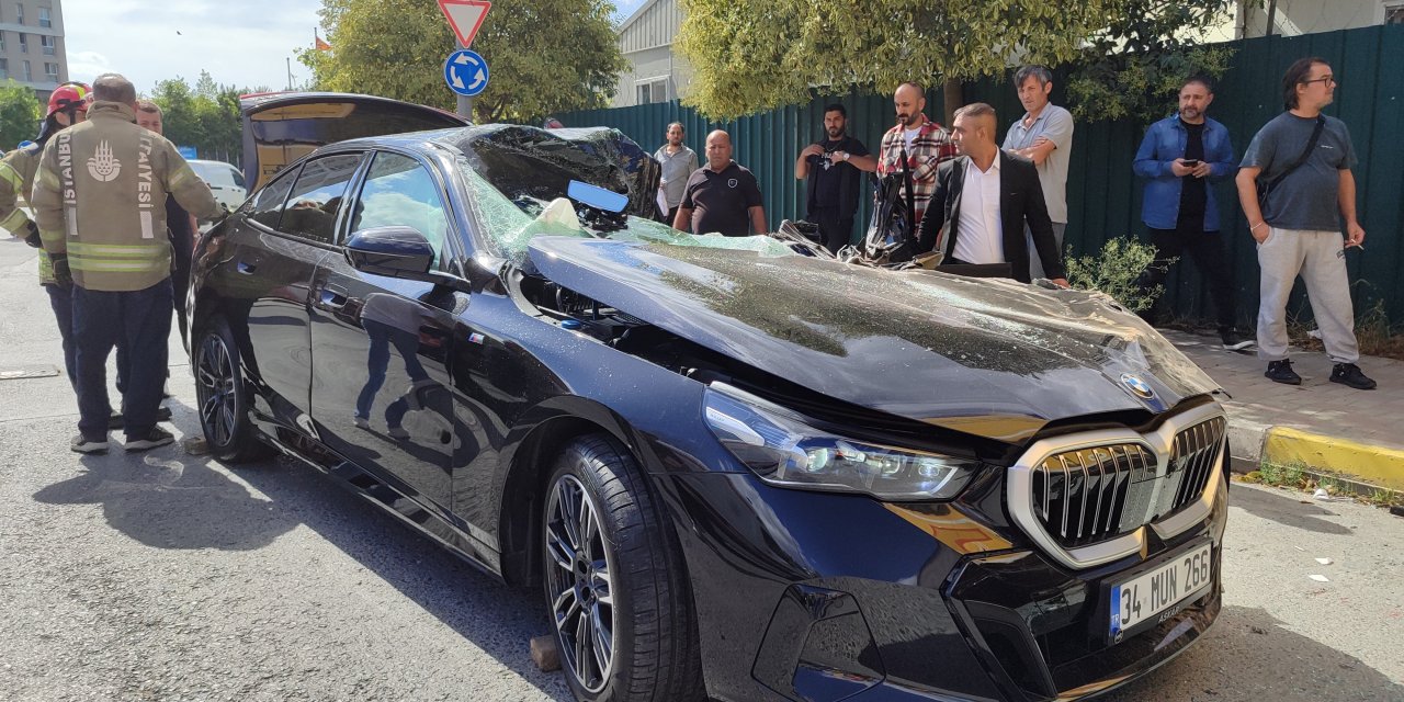 Hızını alamayan lüks otomobil TIR'ın altına girdi