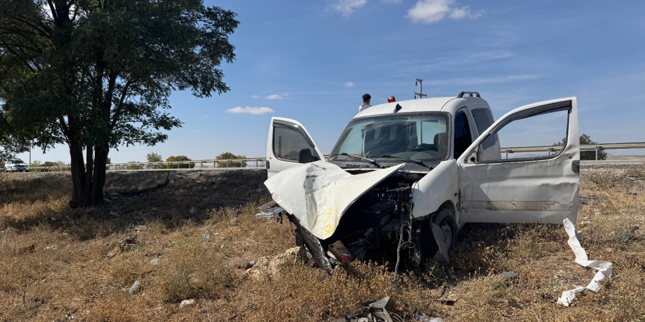 Konya'da şarampole düşen araç yürekleri ağıza getirdi