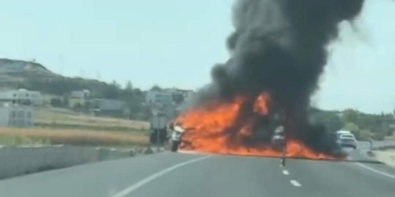 Seyir halindeki kamyonet alev alev yandı