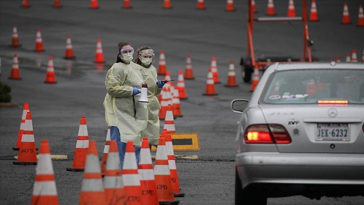 Arabadan inmeden Kovid-19 test merkezlerine yöneldiler