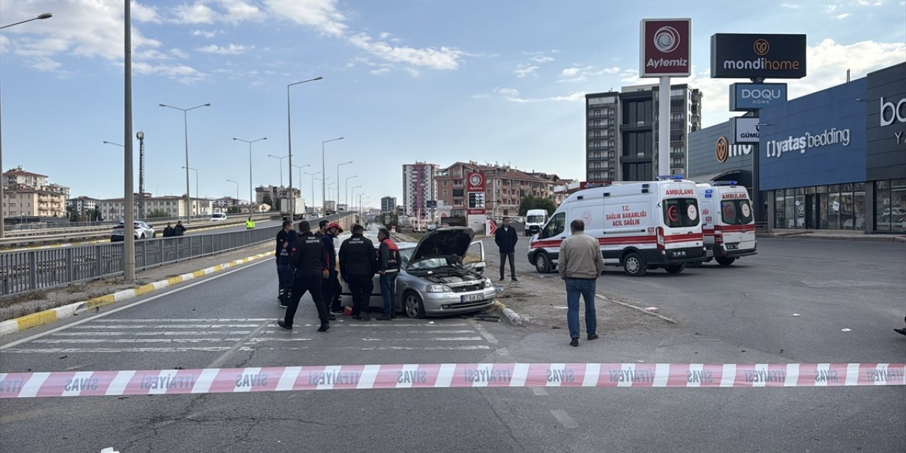 İki otomobil bulvarda çarpıştı: 1 ölü, 3 yaralı