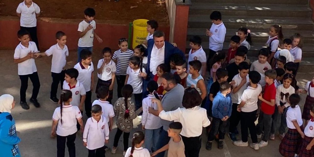 Öğrenciyken oturduğu sıralarda öğrencilerini geleceğe hazırlıyor