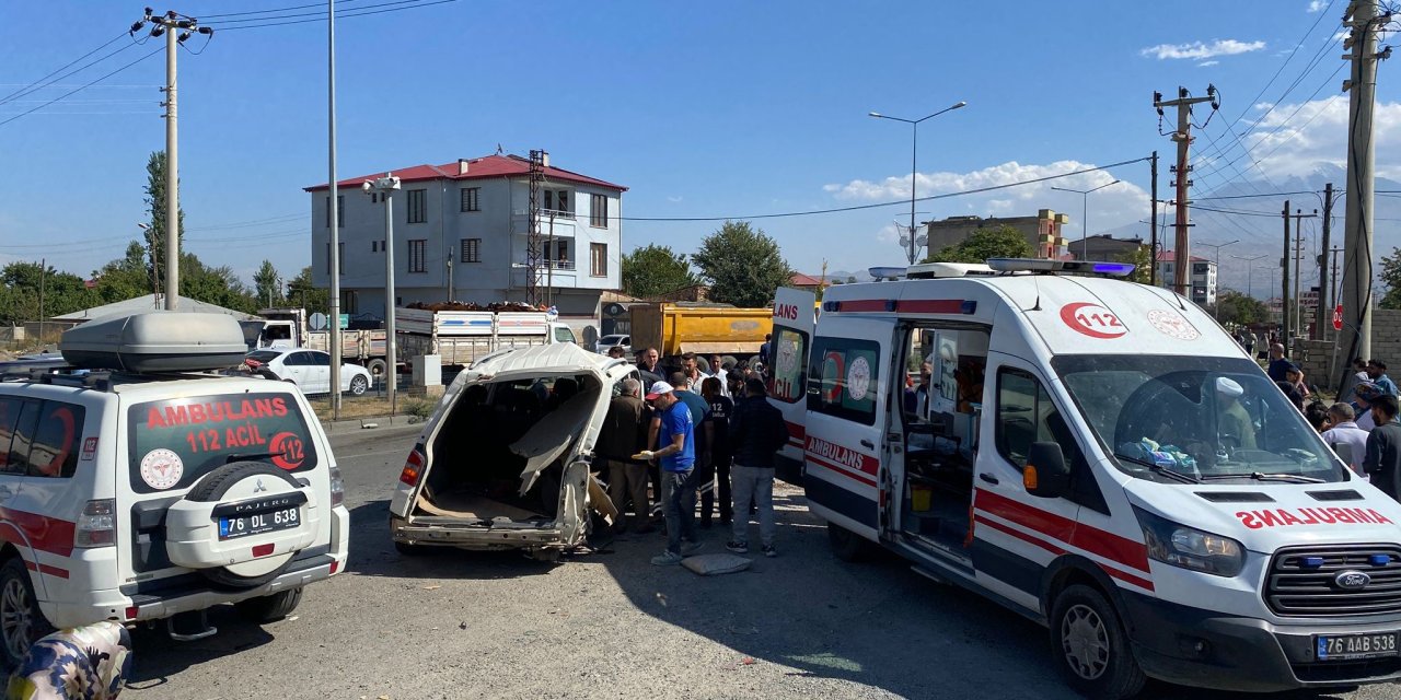 Zırhlı polis aracıyla otomobil çarpıştı: 2'si ağır 4 kişi yaralı