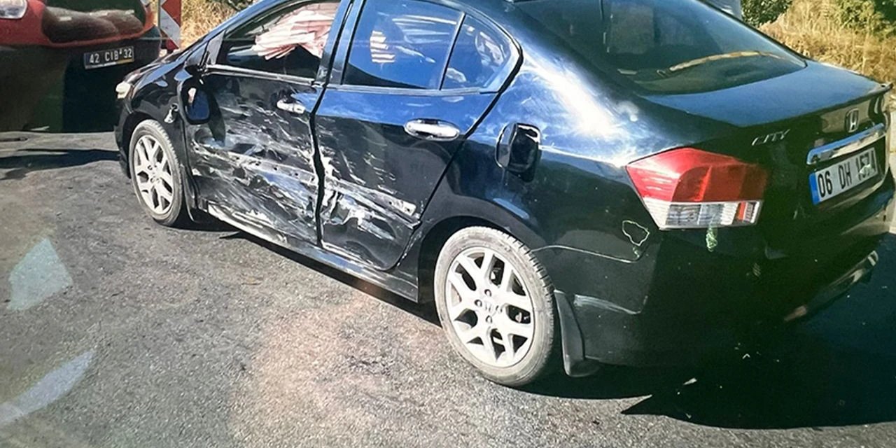 Konya’da sanayi kavşağında iki otomobil çarpıştı