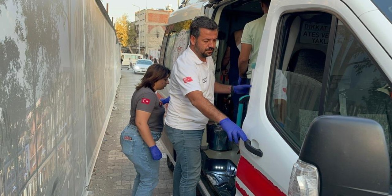 İki kişi sokak ortasında bıçaklı saldırıya uğradı