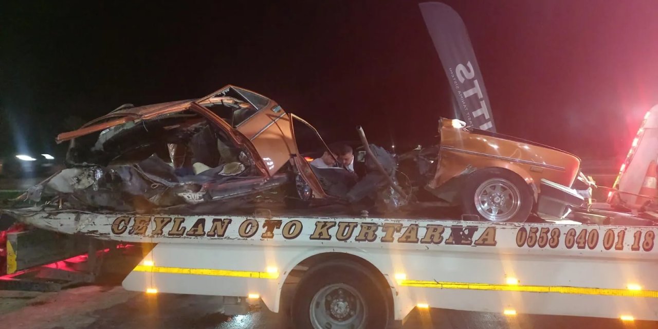 Otomobil kamyonetle çarpıştı, 5 kişi hayatını kaybetti
