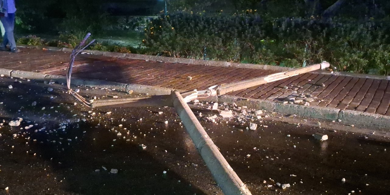 Kontrolden çıkan otomobil direğe çarptı, sürücüsü kaçtı