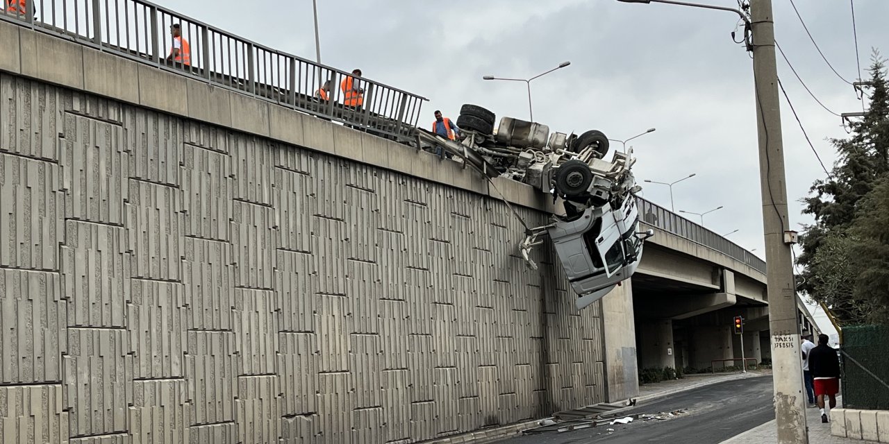 Devrilen TIR viyadükte asılı kaldı