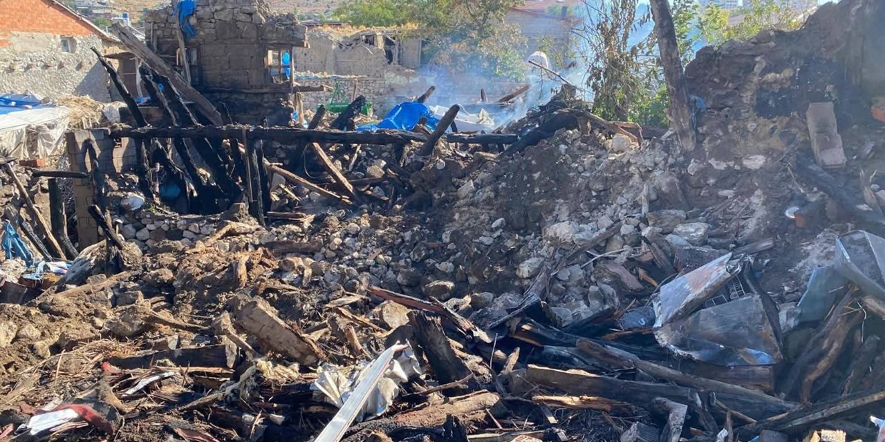 Konya’da bir ev alevlere teslim oldu