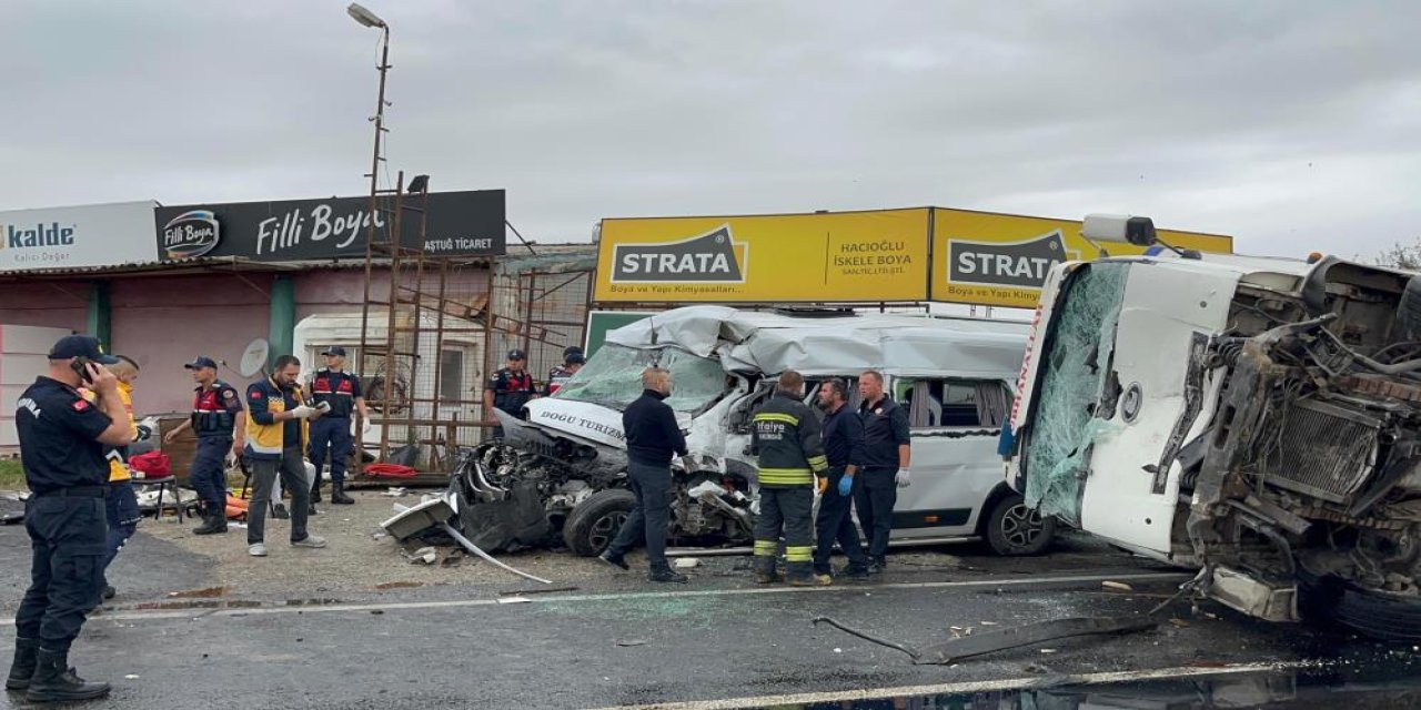 İşçi servisi ile kamyon kafa kafaya çarpıştı: 3 ölü, 9 yaralı