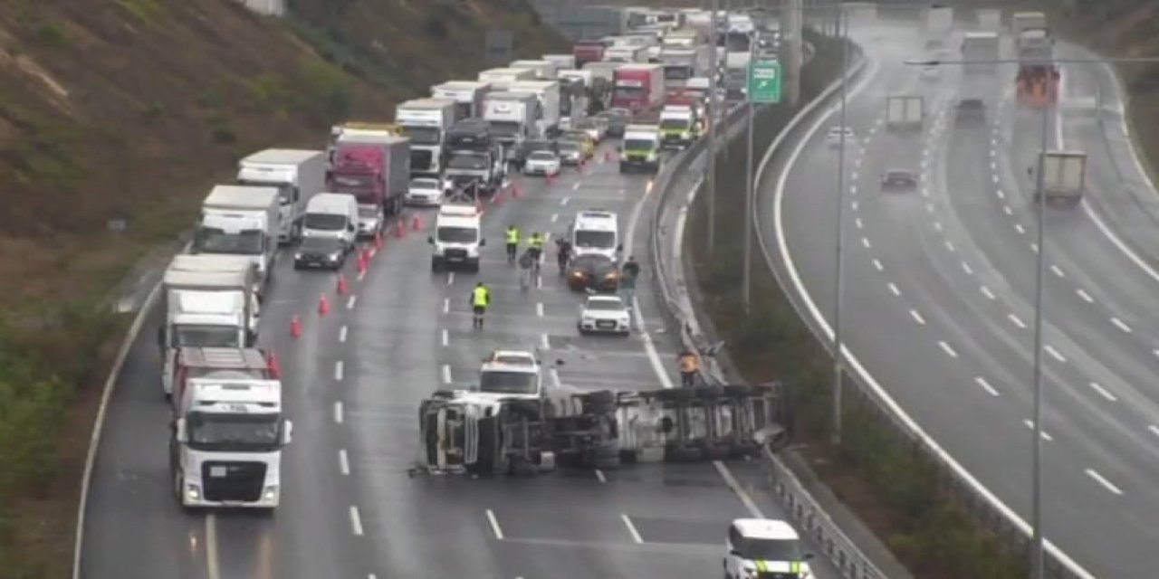 Kimyasal yüklü TIR devrilince, otoyolda trafik kilitlendi