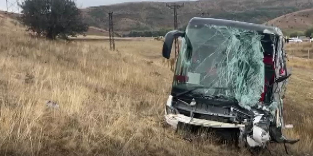 Yolcu otobüsü ile TIR çarpıştı! Çok sayıda yaralı var