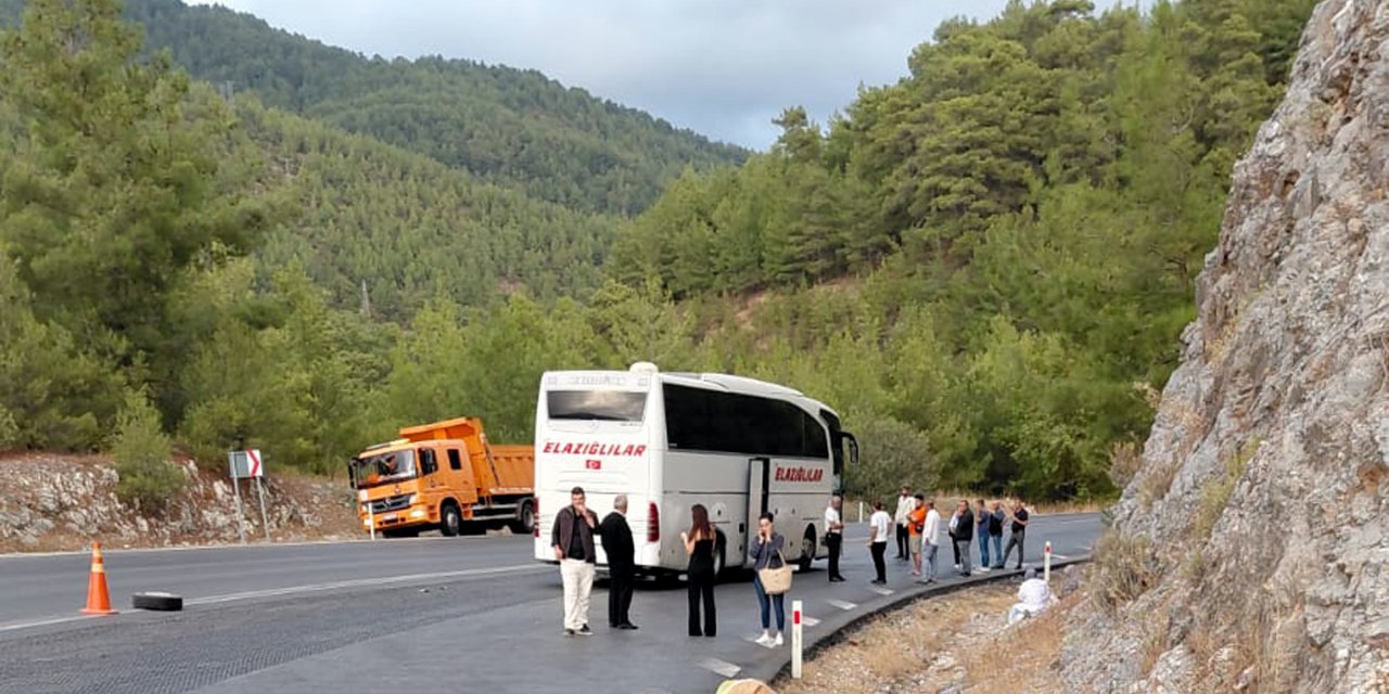 Konya yolunda minibüs otobüsle çarpıştı! 1 ölü, 1 yaralı var