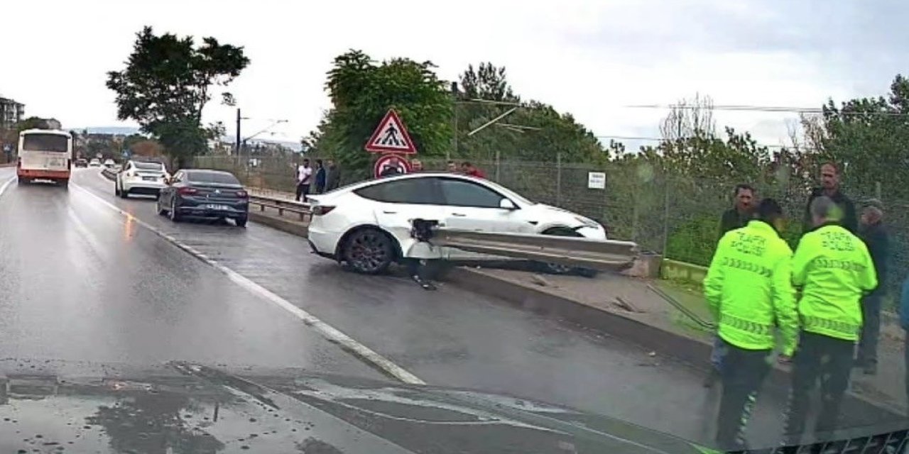 Kontrolden çıkan Tesla, bariyere saplandı
