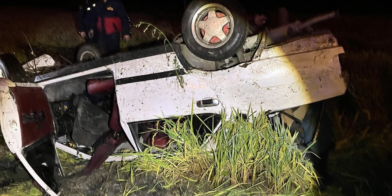 Otomobilin tarlaya devrildiği kazada 1 kişi öldü, 1 kişi yaralandı