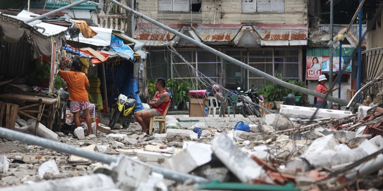 Depremin yıktığı ülkede can kaybı sayısı 61’e yükseldi