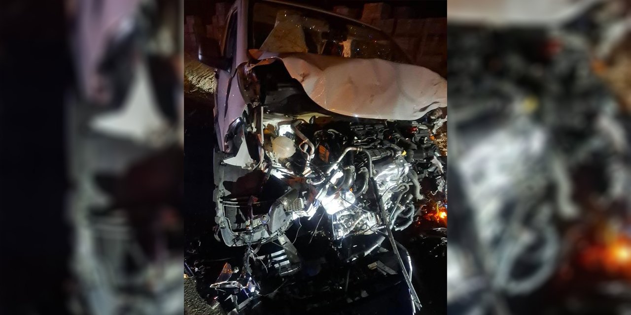 Kamyonetle çarpışan araç bu hale geldi! 2 genç hayatını kaybetti