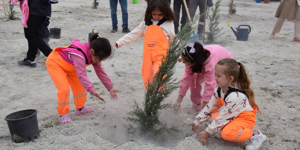 Konya’da minik eller gelecek için iş başında