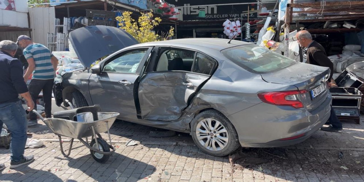 Konya'da otomobil ağaca, park halindeki araca ve yayalara çarptı