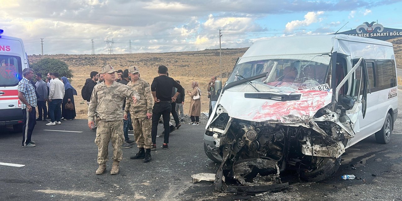 Öğrenci servisiyle TIR çarpıştı! 14 yaralı var