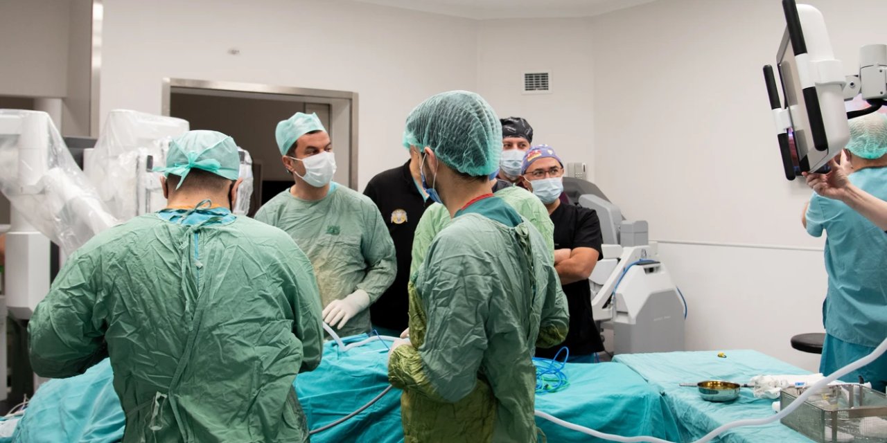 Selçuk Üniversitesi’nin robotları 100. ameliyatı yaptı