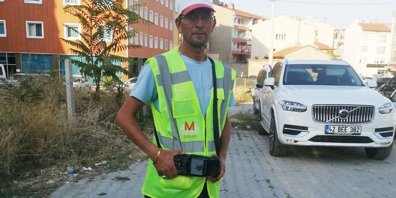 Konya’da otoparkta bulduğu 15 Bin TL görevliyi harekete geçirdi