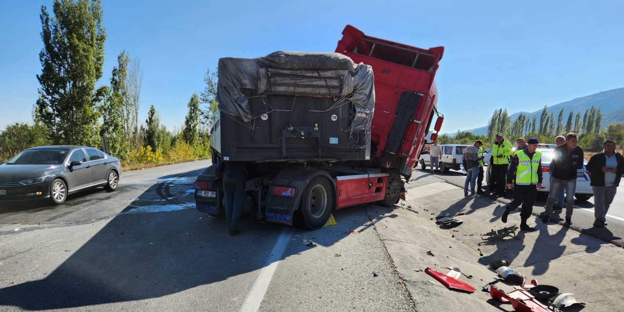 Konya yolunda 2 TIR çarpıştı! 3'ü ağır 4 kişi yaralı