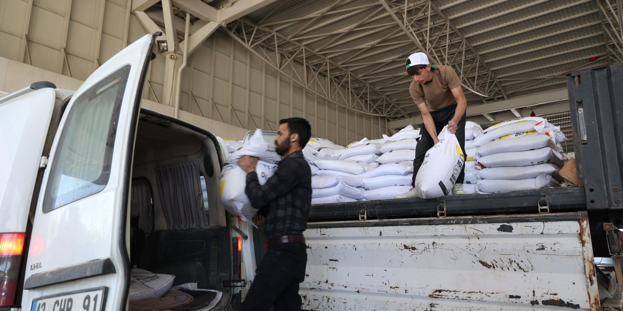 Konya Büyükşehir çiftçiye dağıtmaya başladı! Tam 80 ton