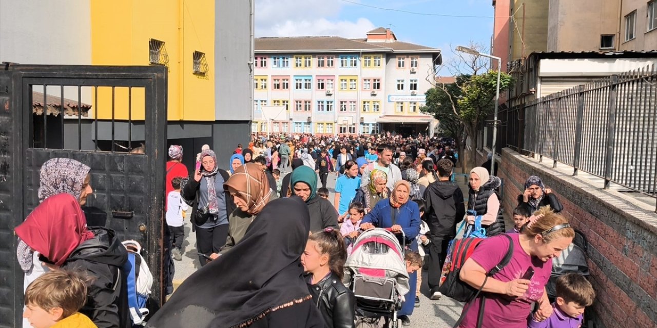 Deprem İstanbul'da paniğe neden oldu, veliler okullara koştu