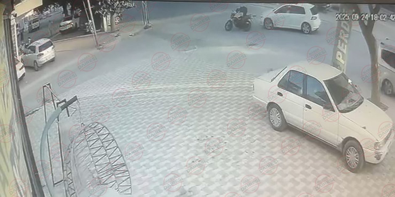 Konya’da dönüş yapmak isteyen otomobil motosikletle böyle çarpıştı