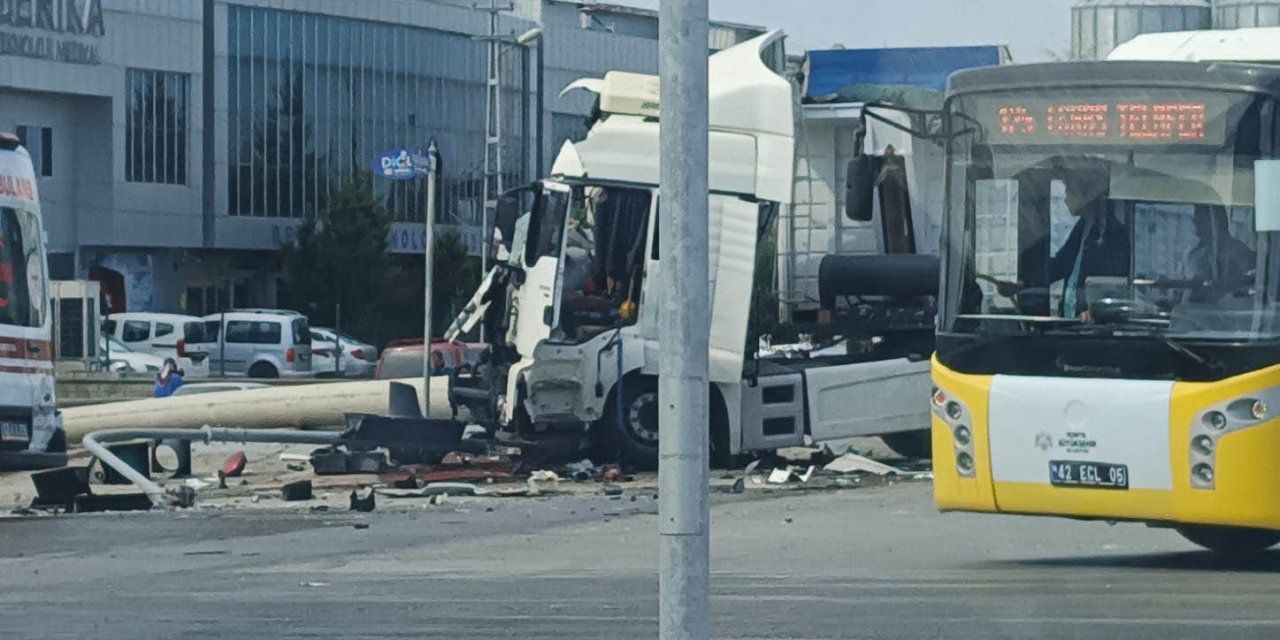 Konya’da sanayi girişinde iki TIR birbirine girdi