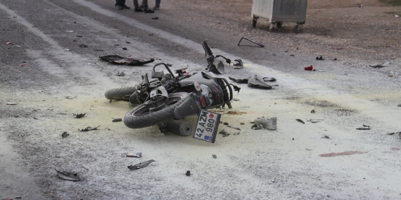 Konya’da işçi servisi kazaya karıştı! Çarptığı motosiklet alev aldı