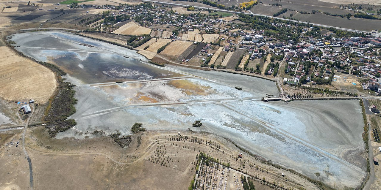 Flamingoların uğrak noktasıydı! Alarm veren göl resmen kurudu