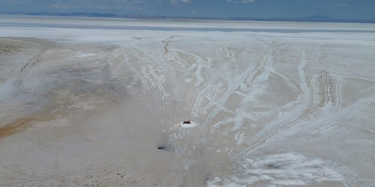 Tuz Gölü alarm veriyor! 3 il arasında yürünecek kadar küçüldü