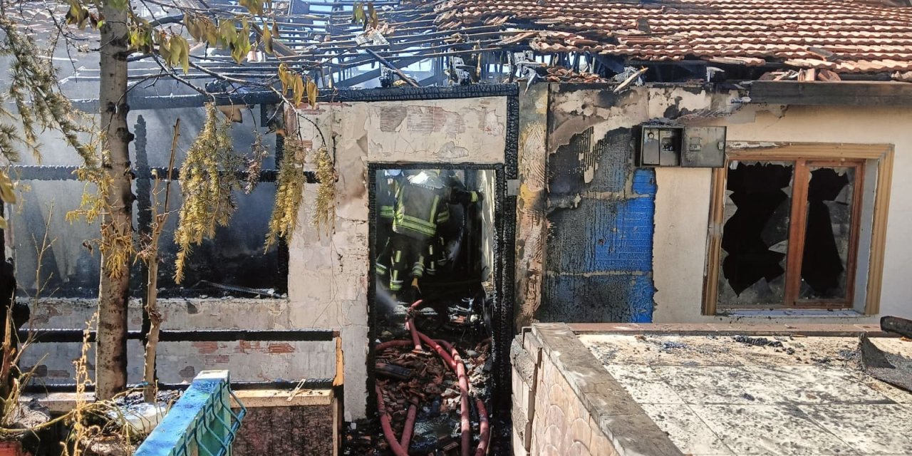Tüpten çıktığı iddia edilen yangın bir evi kül etti