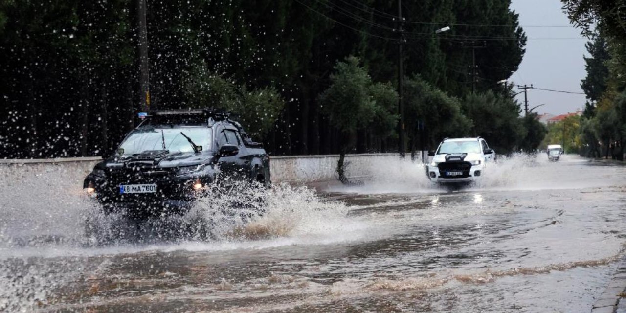 Bir ilimizi sağanak vurdu! 15 saatte 100 kilogram yağış düştü
