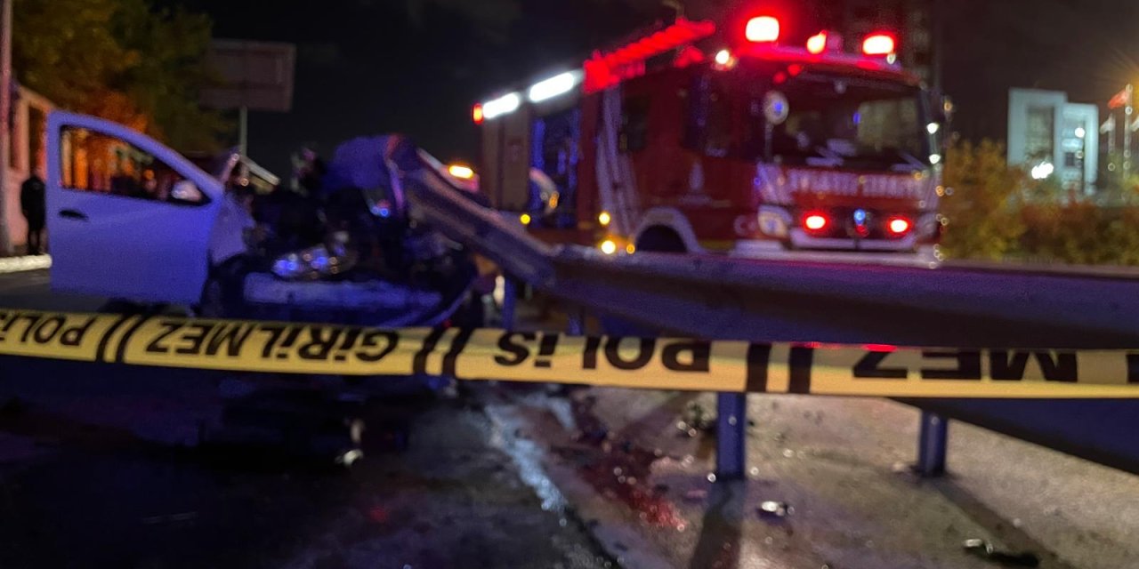 Otoyolda bariyere çarpan araçta 1 kişi öldü, 1 kişi yaralandı