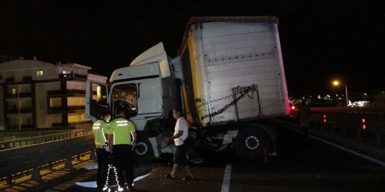 Otomobil ile TIR çarpıştı: TIR sürücüsü sıkıştığı kabinde yaralandı