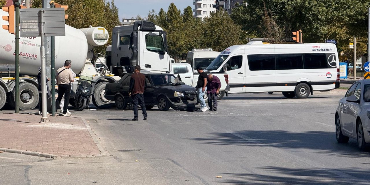 Konya’da beton mikseri otomobille çarpıştı