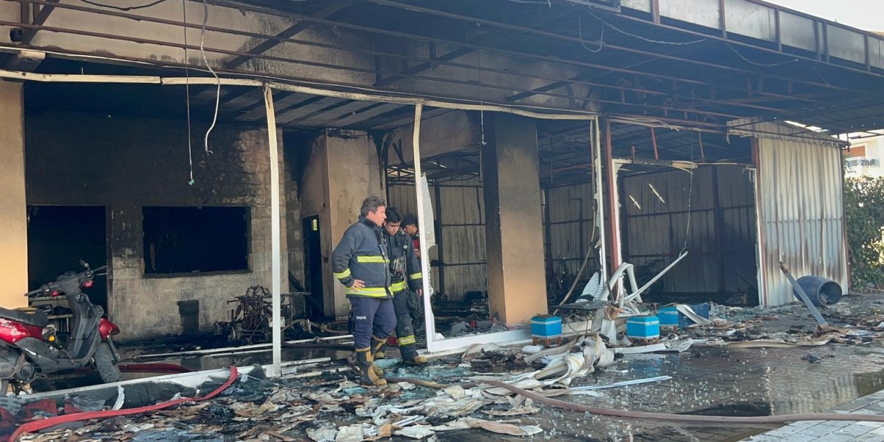 Motosiklet servisinde çıkan yangında 10'dan fazla motosiklet küle döndü