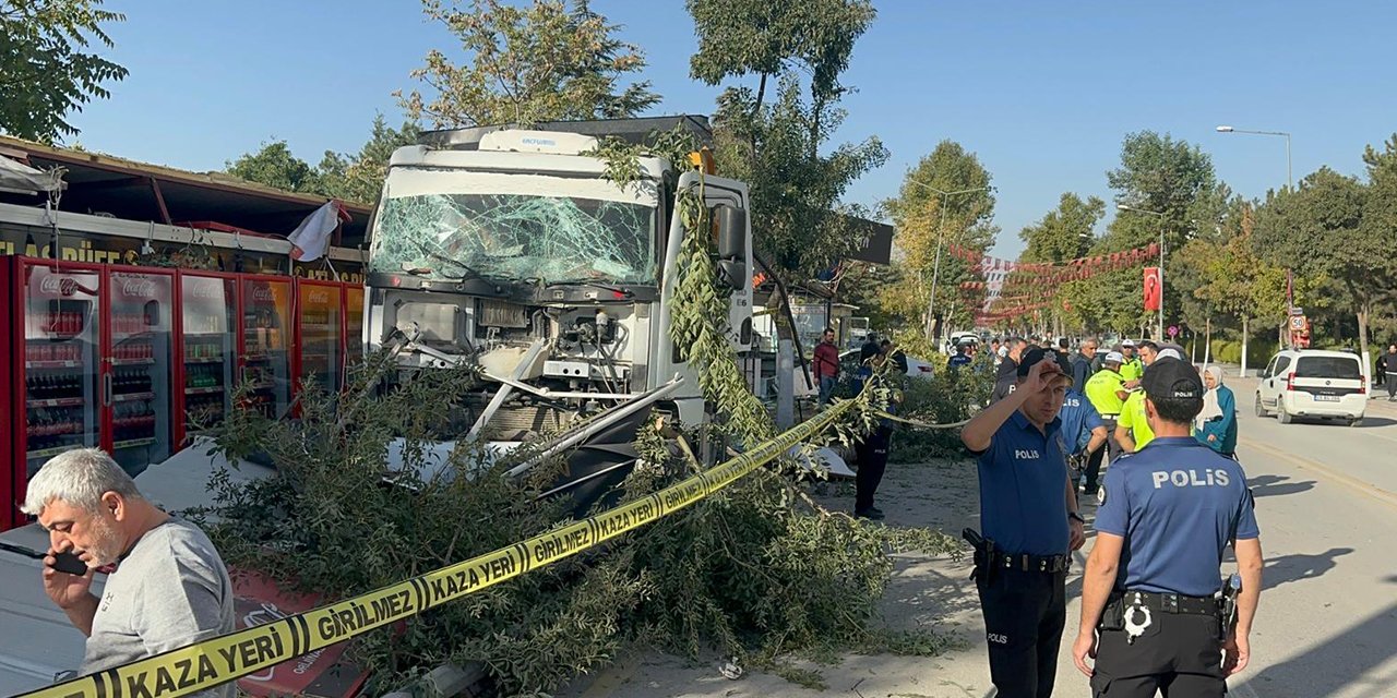 Freni boşalan kamyon 7 iş yerini talan etti