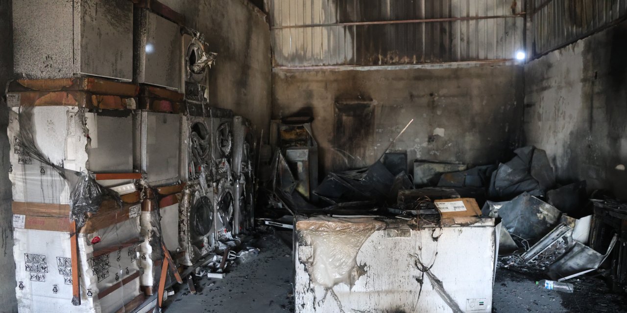 Depremi atlatan esnafın bayisi yangında küle döndü 3 milyon TL zarar