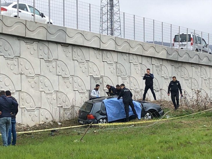 Tarlaya devrilen otomobilin sürücüsü öldü